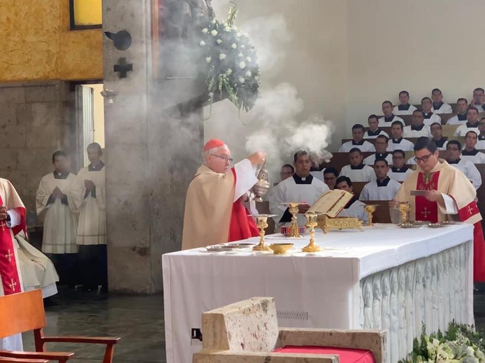 cardenalrobles's tweet photo. En el inicio del curso 2019-2020, del Seminario Diocesano de Guadalajara. Pidamos a Dios que envíe su Espíritu a renovar, fortalecer e iluminar a formadores y seminaristas, para que respondan con generosidad a la tarea que se les ha encomendado. https://t.co/zQWAG1ccz8