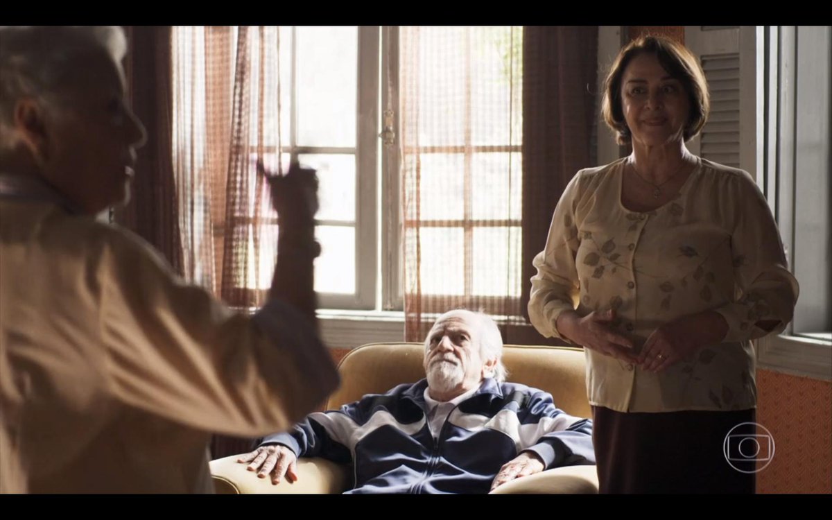 ZAMENZA's tweet photo. "Eu conheço o Mão..." "É Leandro, tia..." #ADonadoPedaço https://t.co/xe1BTprlVE
