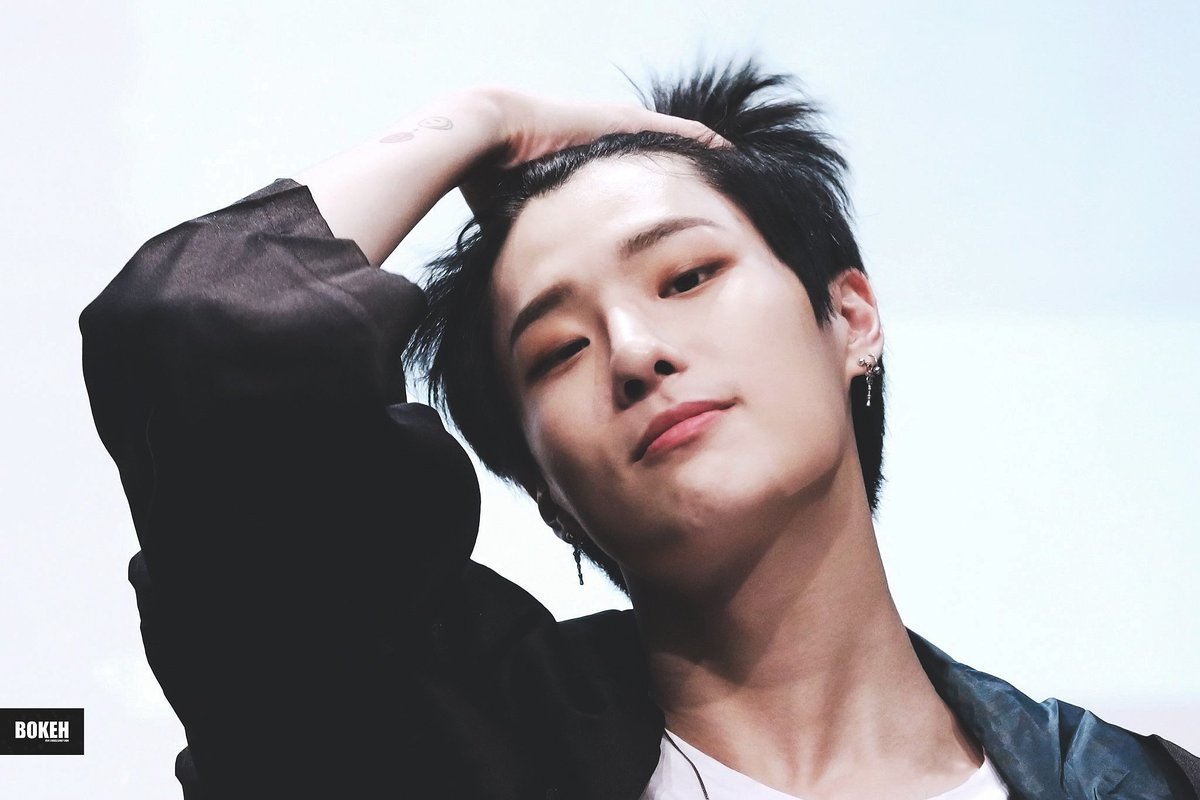 chochoseungyoun's tweet image. "I heard fans love me doing this?" 😏