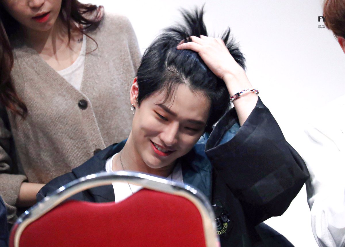 chochoseungyoun's tweet image. "I heard fans love me doing this?" 😏