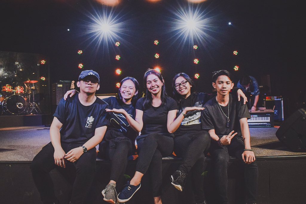 ShengXXV's tweet photo. Through thick & thin, thank You Lord for this team! ☺️☝️🚀✨💚
#MultimediaTeam https://t.co/cVhLgTTNvS