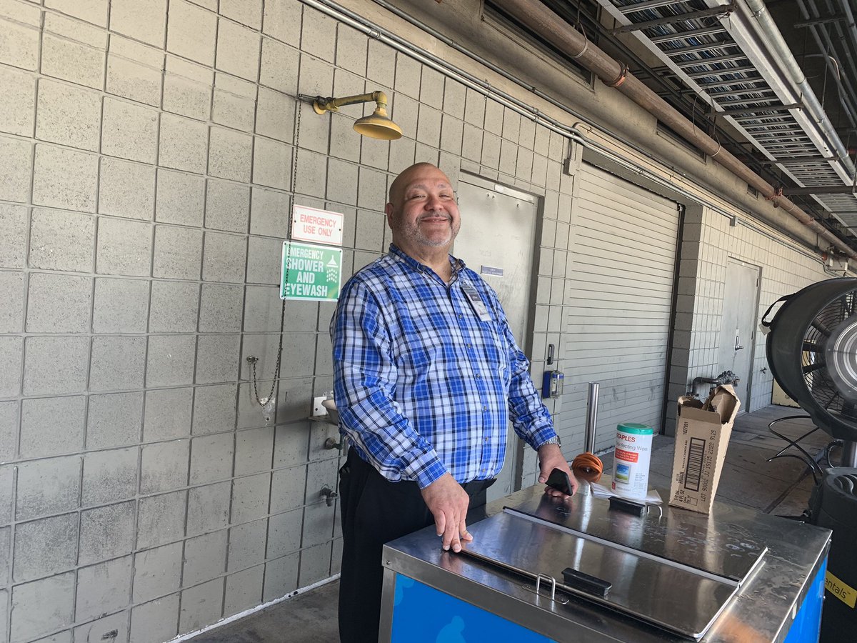 MzSmil3z's tweet photo. BBQ TIME AT L’BLUE #blue2thecore #hellojetblue #flljetblue #leaders #servingourcrew #latelabordayFUN https://t.co/avvlV1vhMg