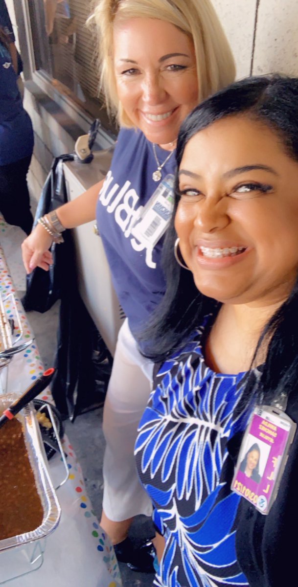 MzSmil3z's tweet photo. BBQ TIME AT L’BLUE #blue2thecore #hellojetblue #flljetblue #leaders #servingourcrew #latelabordayFUN https://t.co/avvlV1vhMg