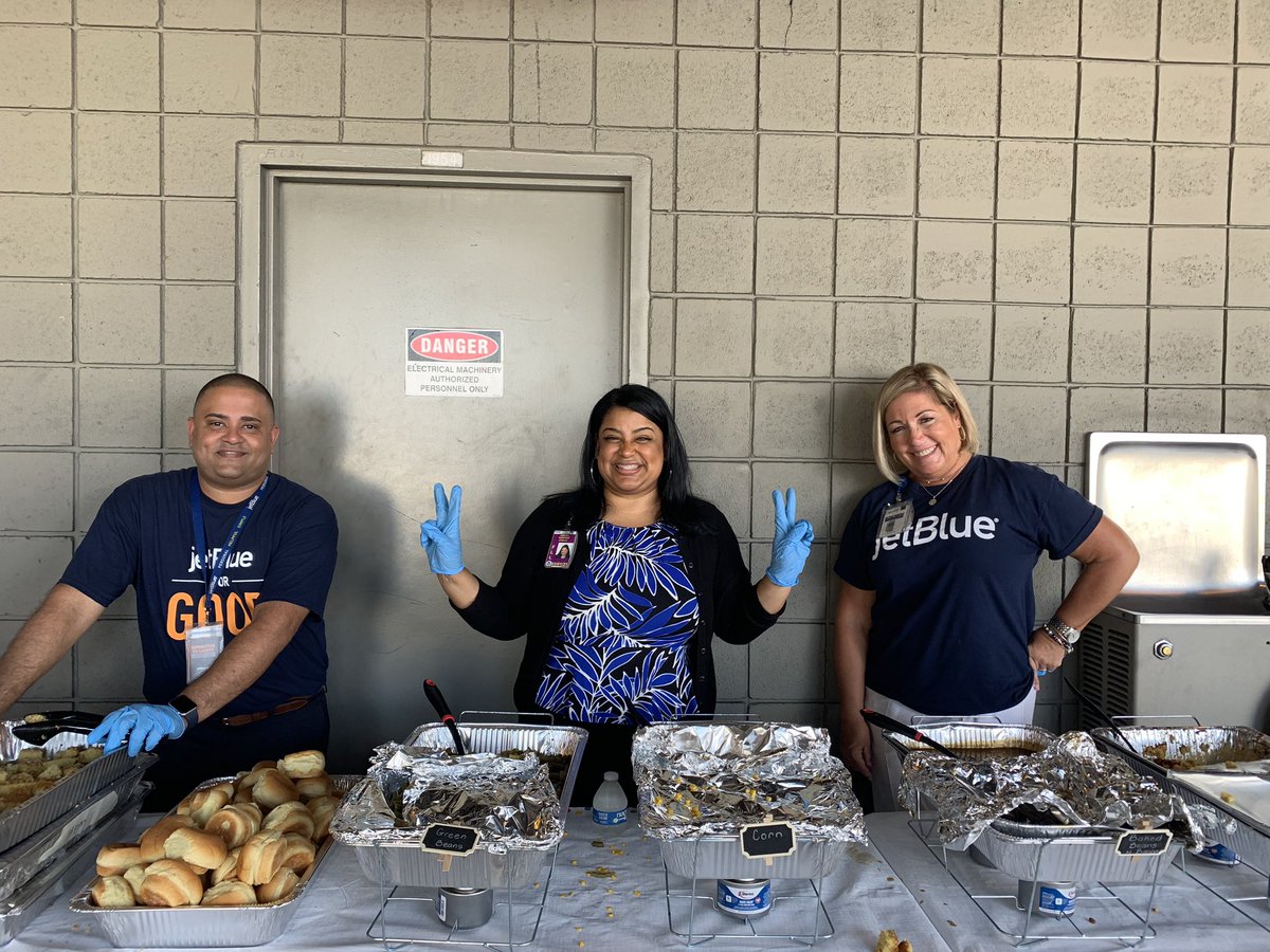 MzSmil3z's tweet photo. BBQ TIME AT L’BLUE #blue2thecore #hellojetblue #flljetblue #leaders #servingourcrew #latelabordayFUN https://t.co/avvlV1vhMg