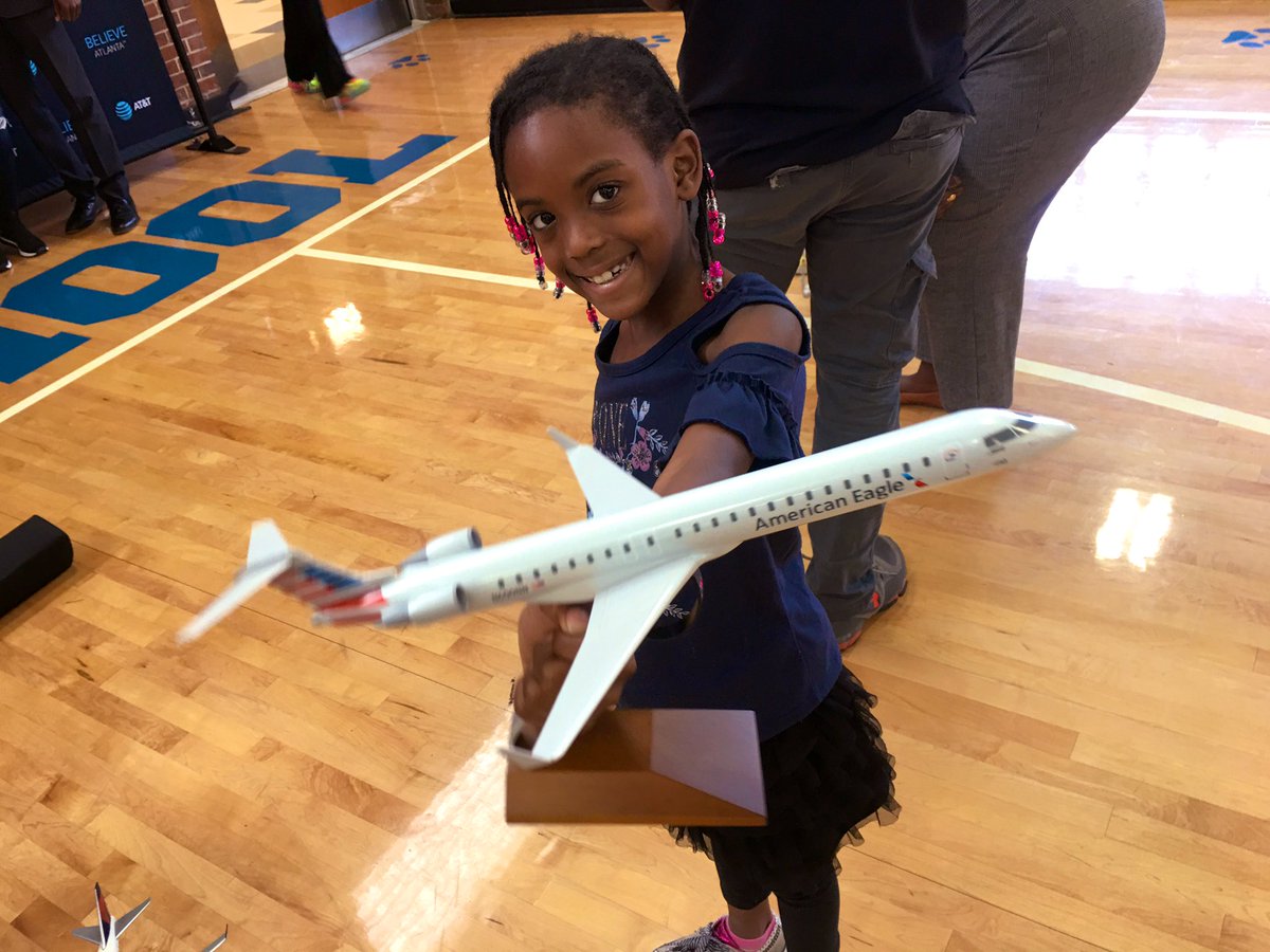 Michell91163612's tweet photo. Inspiring minds with the Organization of Black Aerospace Pilots! @APSBrown #eSTEAM2019 #BelieveAtlanta #lifeatATT #TheNETwork_ATL https://t.co/GmjwWzpPAt