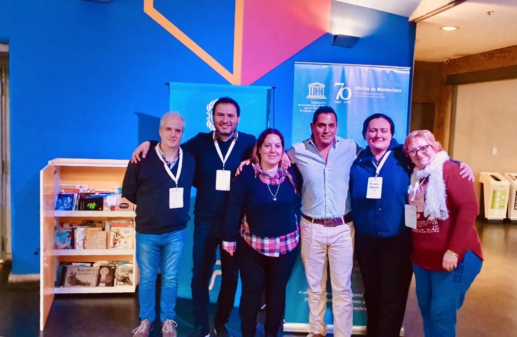 MarcePcx's tweet photo. Hoy estuvimos en la jornada #bibliotecasEscolaresBA compartiendo el proy. “biblioteca 4.0”con @MichalTatiana, que busca innovar en los formatos de socialización de las obras de la biblioteca y aportar creaciones  de los estudiantes potenciadas por las TIC #mediaintecsf #EEM1DE21 https://t.co/hLtmgxFAGi