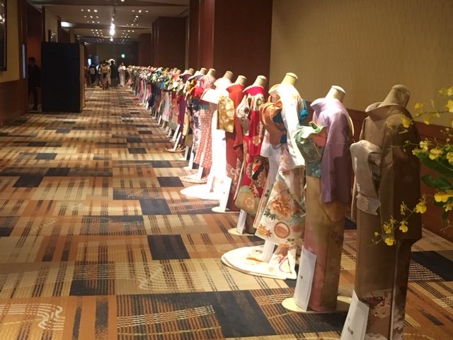きもの絵巻館 昨日は 品川プリンスホテル の プリンスホール にて開催された 百日草70周年 花粧会50周年 の記念パーティーに参加してきました 乾杯前には 衣紋道荘司礼子先生の十二単の着付けショーはじめ様々な特別ステージを楽しみまし きもの絵巻館 昨日は 品川プリンスホテル の プリンスホール にて開催された 百日草70周年 花粧会50周年 の記念パーティーに参加してきました 乾杯前には 衣紋道荘司礼子先生の十二単の着付けショーはじめ様々な特別ステージを楽しみまし
