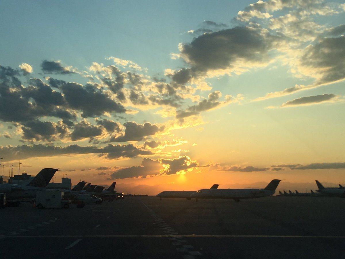 BrookeBidwell's tweet photo. Beautiful sunset in Denver #lovemycity #weareunited https://t.co/2QaE1MVDo9