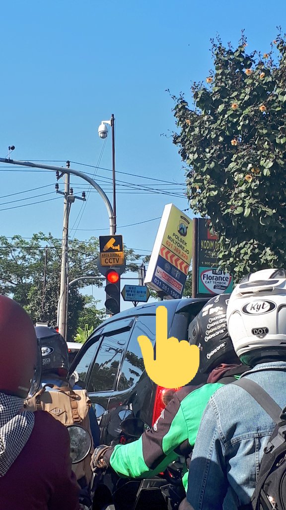 AnggerVerda's tweet photo. Dear @e100ss tolong dong ini mau roboh loh. Kurang dikit akan jatuh dan akan melukai orang yg tertimpa. Bahaya banget. Di jl ir soekarno (merr) menuju kampus c unair depan pos polisi juga. Please cepetan karna angin juga lumayan kenceng https://t.co/97BbYMElnj