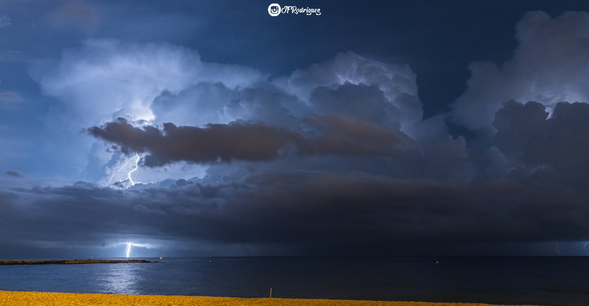 Jorgihoo's tweet photo. Las mejores 4 fotos  de la caza de esta noche.
@TomasMolinaB @meteocat @3BMeteo @btveltemps @lasextameteo @tiempobrasero @MeteoAltiplano @StormChasingUSA @StormchaserUKEU @SkyAlertStorm  @severeweatherEU @weatherchannel   #Barcelona #storms 

+ video
https://t.co/hkvcjDLEqk https://t.co/iEyG2T8PZn