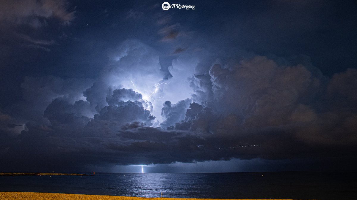 Jorgihoo's tweet photo. Las mejores 4 fotos  de la caza de esta noche.
@TomasMolinaB @meteocat @3BMeteo @btveltemps @lasextameteo @tiempobrasero @MeteoAltiplano @StormChasingUSA @StormchaserUKEU @SkyAlertStorm  @severeweatherEU @weatherchannel   #Barcelona #storms 

+ video
https://t.co/hkvcjDLEqk https://t.co/iEyG2T8PZn