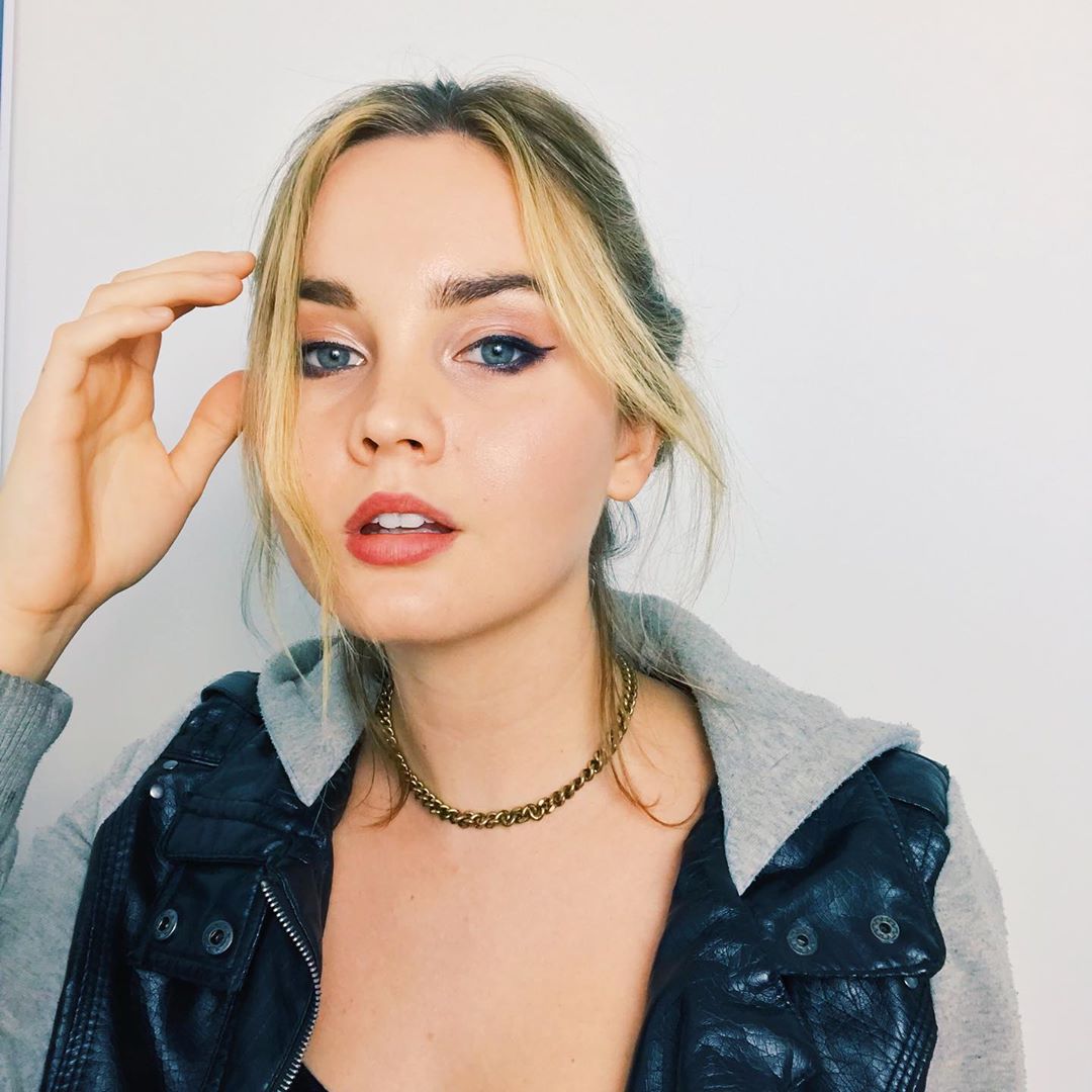 "Onde diabos estão os meus amigos?" 

📷 Liana Liberato via Instagram