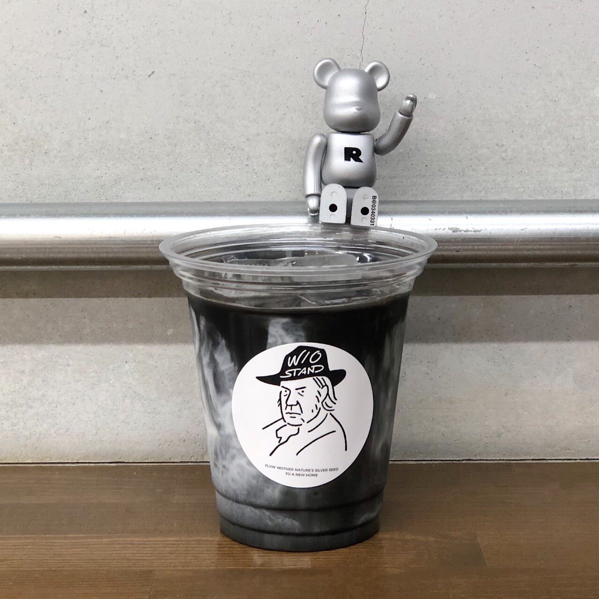 with_out_stand's tweet photo. .
2019/09/10 tue.
.
おはようございます🐥
.
こちらは引き続き大人気のブラックラテです🖤
.
WOでは期間限定ドリンクも、もちろんですが引き続きレギュラードリンクも販売しております☝🏻🥺
.
.
ぜひ店頭でご賞味下さい🤝
.
本日は @wo_taisei が11:00~19:00でお待ちしております🙋🏻‍♂️
.
.
#ブラックラテ https://t.co/KMKZIfU1U2
