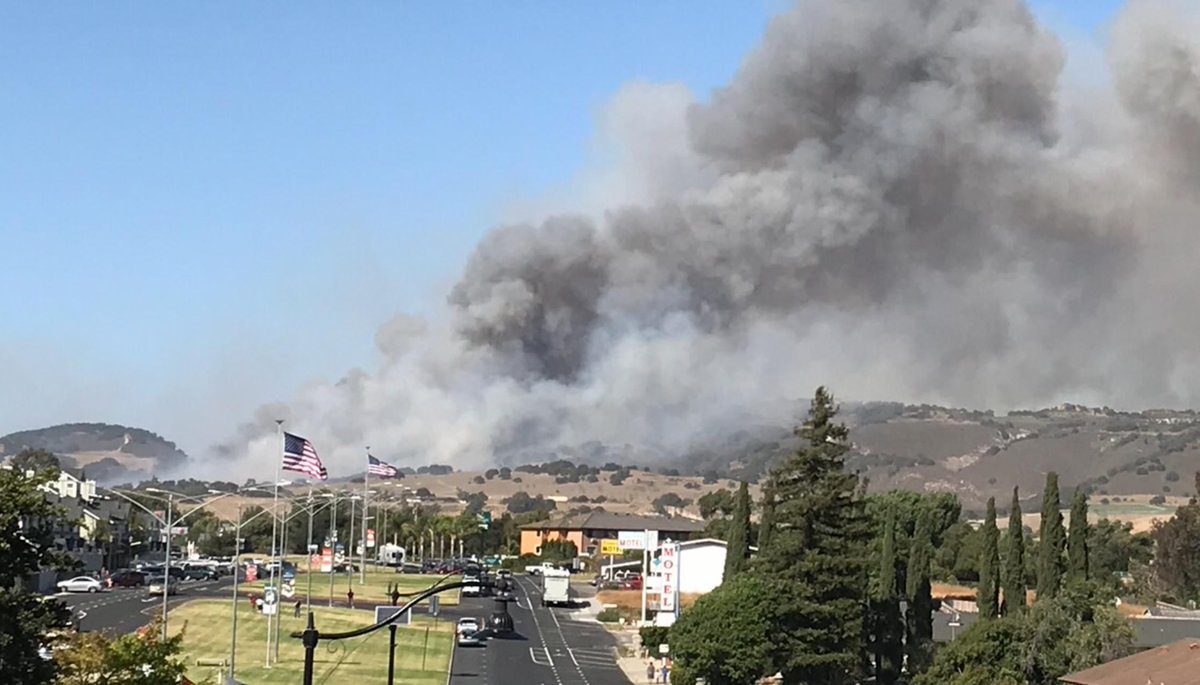 JohnPalminteri's tweet photo. McMurray Fire - 200 acres. 600 Firefighters near Buellton.  Conditions improving. Mandatory Evacuations -East of Hwy 101, North of Croft Lane/Ballard Rd, West of Ballard Cyn Rd, South of Hwy 154. (Photos Santa Barbara County Fire info, KEYT)  Winds tonight 15-40 mph in the area. https://t.co/ussf6IAcgt