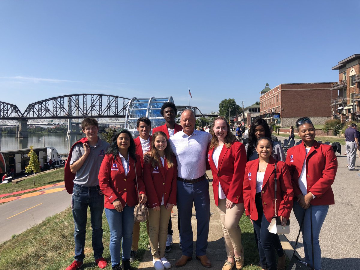 Lisa_Stemler's tweet photo. Sculpture Dedication! @AcademiesofGC @AmbassadorsJhs #jhsreddevils  @CityofJeff  @imformikemoore https://t.co/Vm105ZRMjb