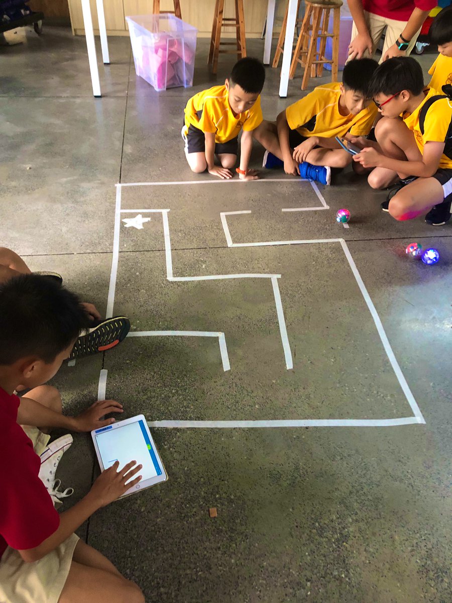 NewtonsScience's tweet photo. In the first week of Robotics Club students worked collaboratively with @Sphero to solve a maze using Draw and block based coding, and created their own obstacle course involving “space trash”! #pulaoproud #robotics #middleschoool #STEM https://t.co/JLUjOv0kQa