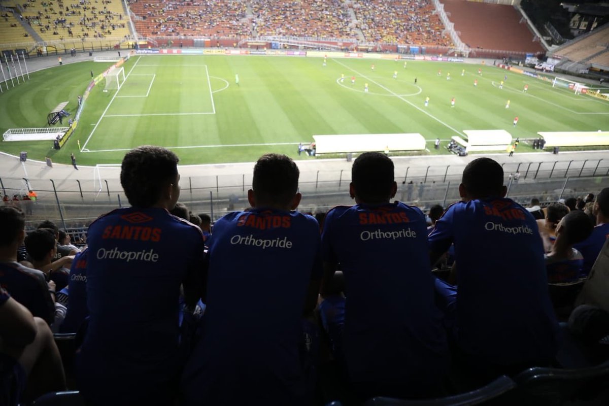 #MeninosDaVila do sub-15 acompanhando o jogo da Seleção Brasileira Olímpica no Pacaembu!