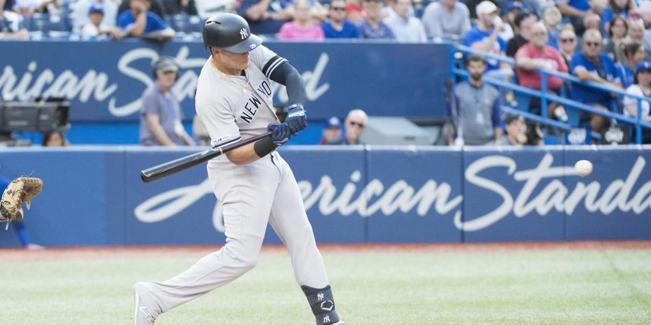ELTIEMPO's tweet photo. El colombiano Giovanny Urshela consiguió su jonrón número 19 de la temporada con los Yankees, nada menos que por encima del 'Monstruo Verde', el famoso muro del Fenway Park, el estadio de los Medias Rojas de Boston. ►https://t.co/UEHYl9aUVI https://t.co/Hfl2aTHDOm