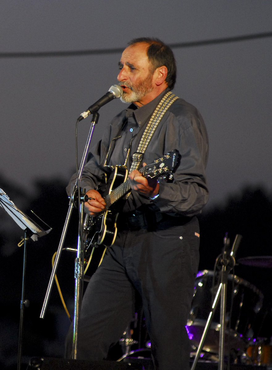 "Mirá uno se puede morir en un escenario o en cualquier lado. El Darno decía "Pero Dino, morir sobre un escenario, con lo que vale la entrada!" (Risas)
Pero como imagen, es como que podés estar ahí, en el escenario, hasta el último momento"