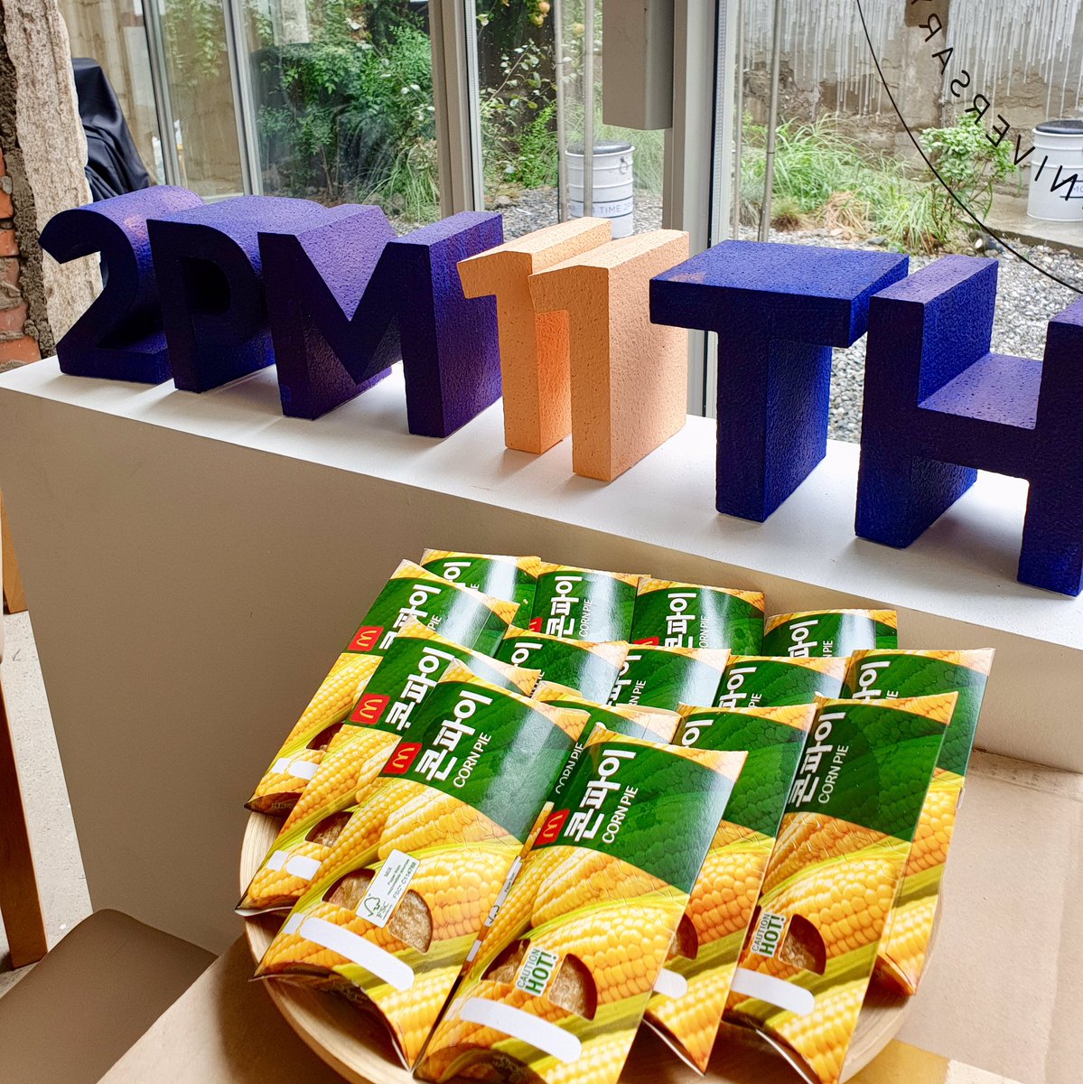 follow_2PM's tweet image. [#A11_TIME_2PM]

핫티를 위한 닉쿤의 서프라이즈🌽🎁

이틀 밖에 남지 않은 11주년의 아쉬움을 달래줄 닉쿤의 깜짝 선물이 도착했어요! 우리의 월드와이드 왕자 쿤이 핫티를 위해 준비한 콘파이를 이틀 간 MOST OF A11에서 나눠드리니 꼭 받아가세요😁

#2PM #투피엠
#HOTTEST
#2PM_11th_Anniversary