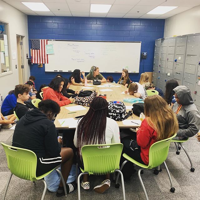 PSIHighSchool's tweet photo. Students engage in a #brainstorming session to find solutions to #anxiety in unfamiliar situations. #psihigh #rethinkhighschool #designthinking #pbl https://t.co/lcUZOiFZAQ
