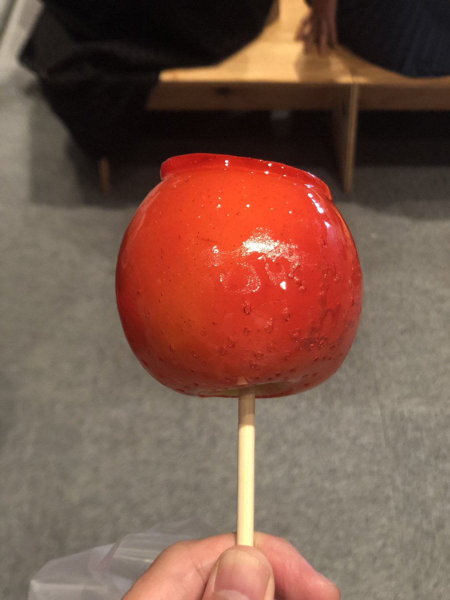 Murata Masaki Tap Dancer こないだ食べたりんご飴が美味かった 夏祭りのりんご飴で大満足していた りんご飴党の僕には衝撃的な出会い 祭りのりんご飴と何が違うんですか と聞いたら 理念が違う と即答 愚問でした りんご飴専門店