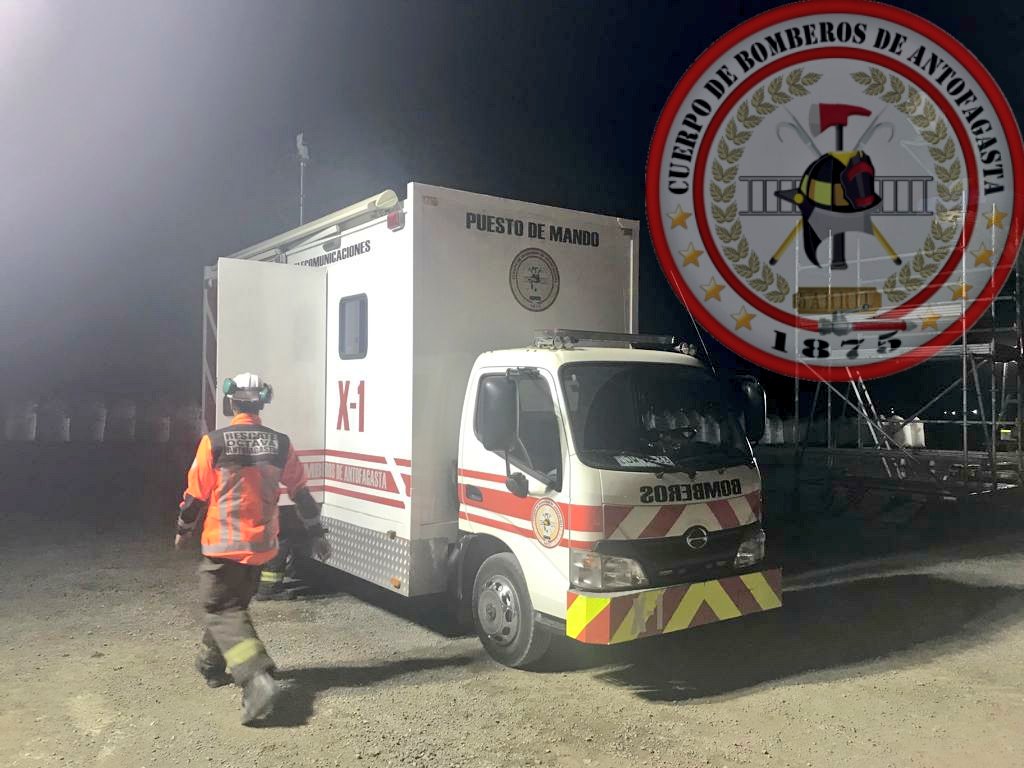bomberos_antof's tweet photo. Bomberos #Antofagasta se encuentra con unidad de Puesto de Mando en sector de Estacion Prat por derrame de Ácido Nitrico, emergencia HazMat de alto riesgo.
Unidades presentes @OctavaCBA @Sexta_Antof https://t.co/hrJCsCzZ9o