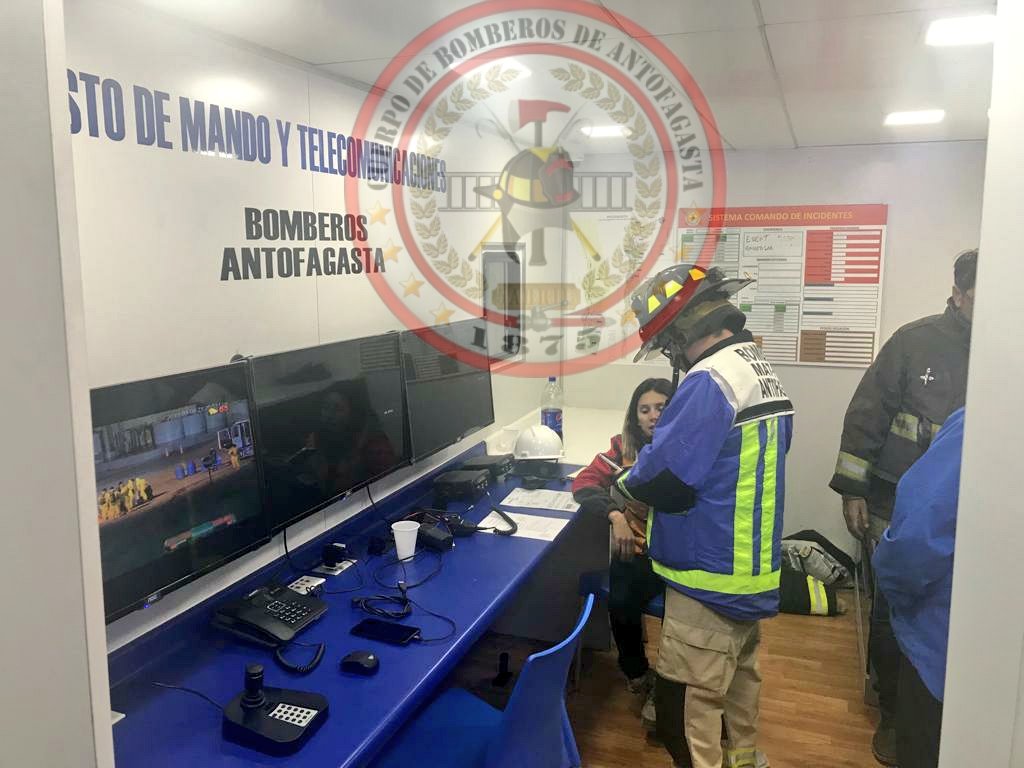 bomberos_antof's tweet photo. Bomberos #Antofagasta se encuentra con unidad de Puesto de Mando en sector de Estacion Prat por derrame de Ácido Nitrico, emergencia HazMat de alto riesgo.
Unidades presentes @OctavaCBA @Sexta_Antof https://t.co/hrJCsCzZ9o