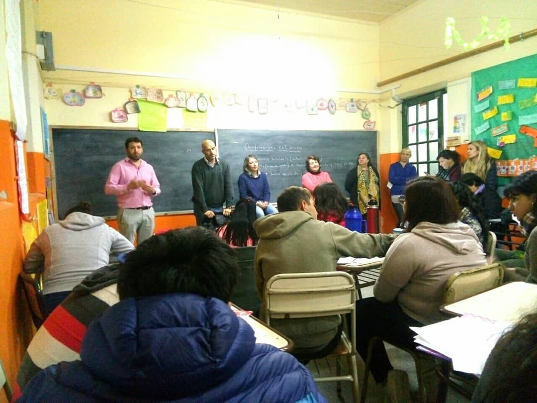 ucrlista3's tweet photo. 🔴 Debate en la Escuela Nocturna Cem n°54 organizado por Patricia Agudo. Agradecemos a los directivos y profesoras por recibirnos. Asumimos el compromiso de que vamos a hacer lo imposible, para que su pedido mediante carpeta se pueda cumplir. 
#UCR #HayEquipo #SomosLISTA3 #Debate https://t.co/jnDM0QRpKw