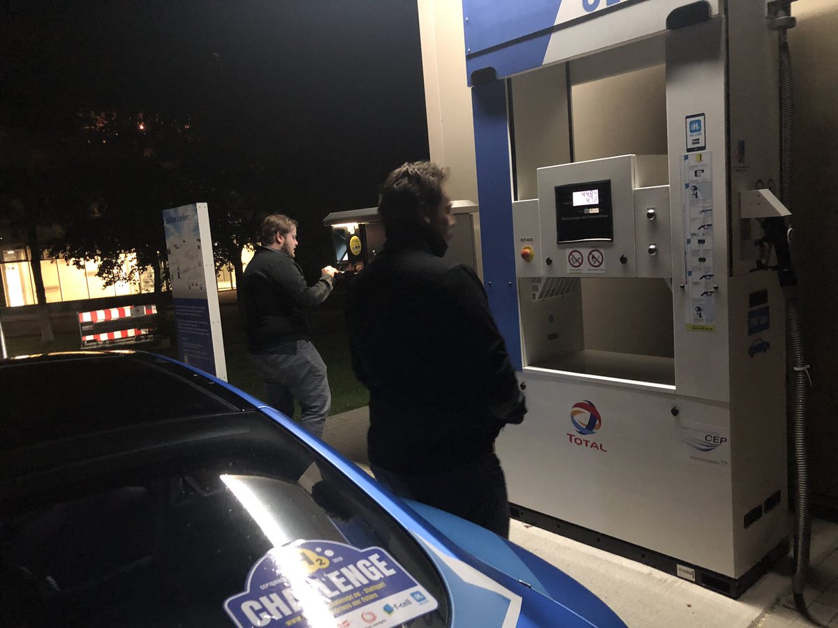 We zijn nog steeds aan het rijden met de 24 uur H2 challenge in Duitsland.
Nu even Tankstation van Ulm bezocht. <a href="/Max_Holthausen/">Max Holthausen</a> <a href="/Eduard_MZL/">Eduard Oldenburger</a>