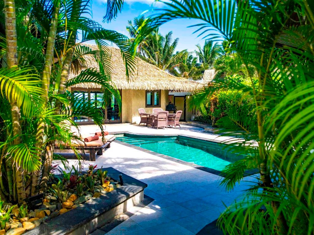 prhotelgroup's tweet photo. Enjoy sunny days in paradise in your very own plunge pool at Te Manava Luxury Villas &amp; Spa!! 💦☀️🌴 #temanava https://t.co/t2E3DYlU5C