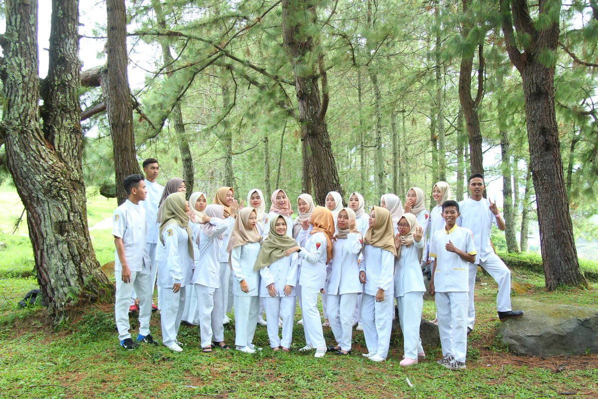 Firyalalya's tweet photo. LHO KOK TIBA-TIBA KANGEN SUASANA BARENG MEREKA https://t.co/yRGnBCEUy4