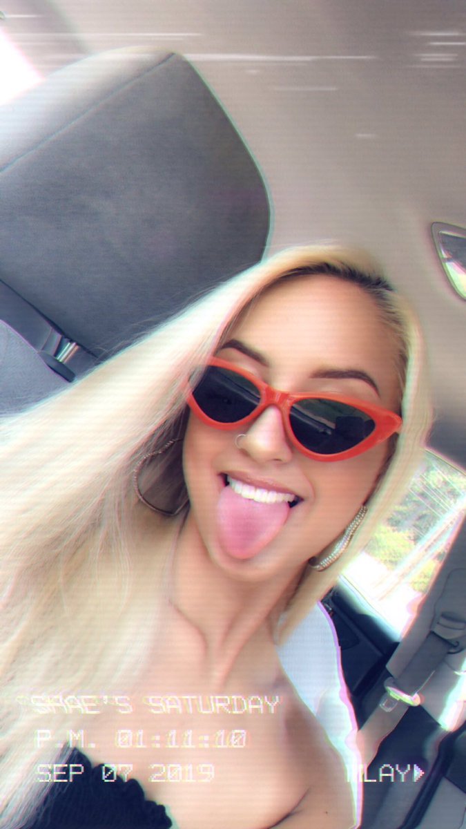 shaeelizabethh's tweet photo. oh shes hot but a psycho๐ฅต https://t.co/zVGFMSt7Au