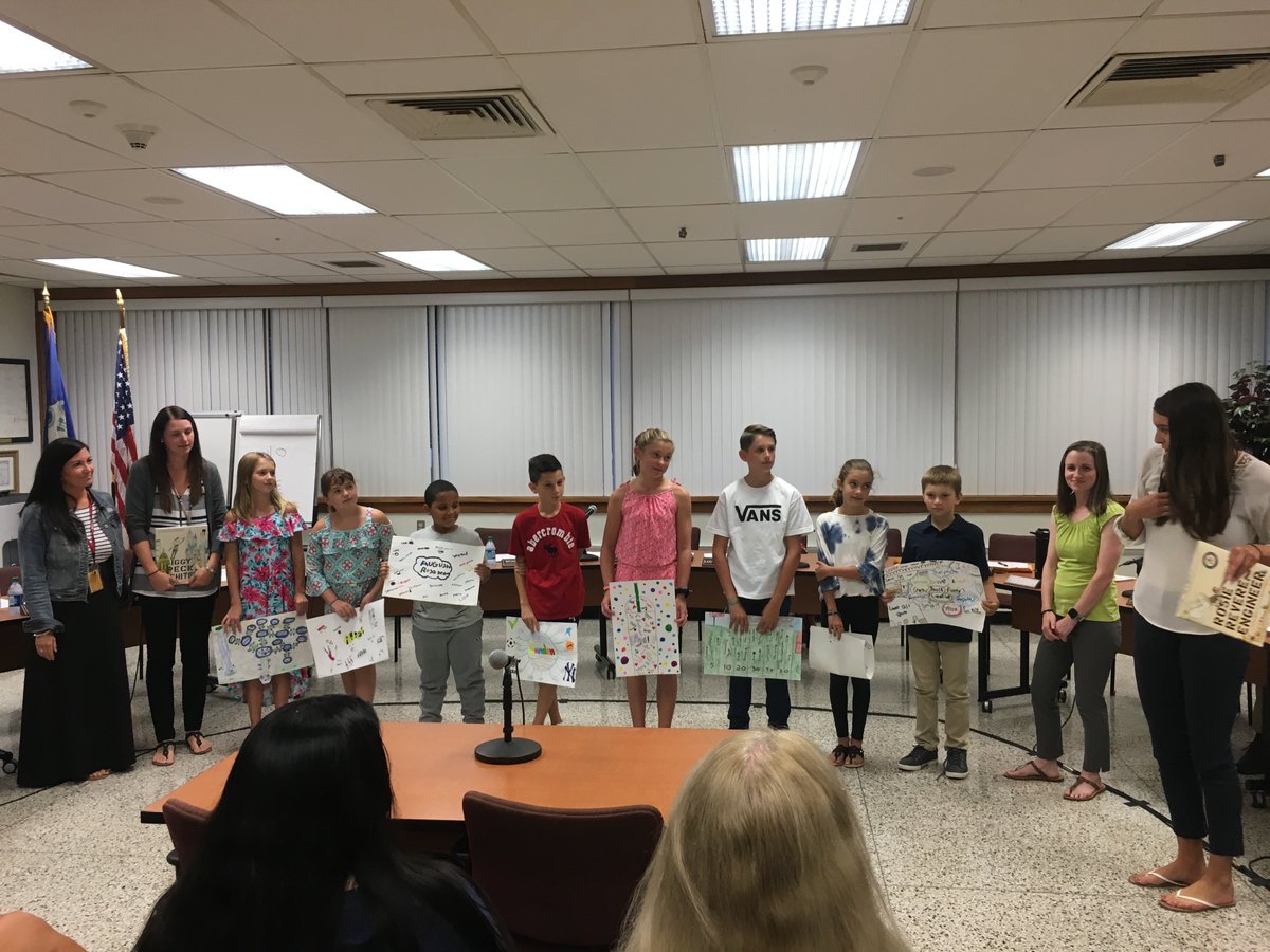 Willard_School's tweet photo. So proud of our amazing Grade 5 teachers @MissPesavento @rp9774 @kfritsch @mtarver and students for presenting their Identity Webs to the Board of Education. Great job! You represented us well! #WillardPride #teamwork #ItTakesAVillage https://t.co/x4i7ZxUJQi