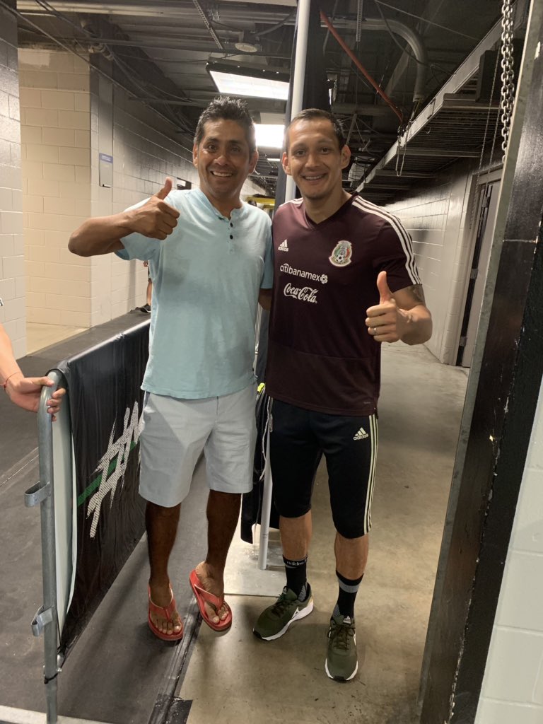 RodolfoCota_'s tweet photo. Todos fuimos niños, todos tuvimos ídolos... Y hoy tengo la fortuna de tener una foto con el mío. #GrandeBrody https://t.co/CCBxgL6xd2