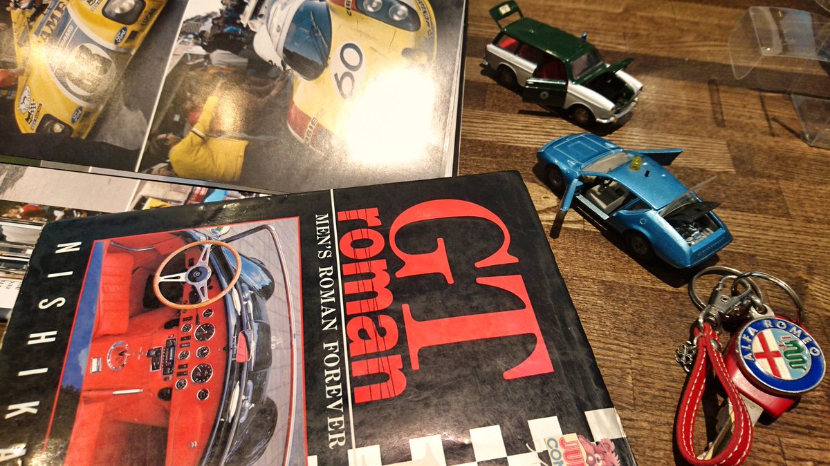 Kryon_Rider's tweet photo. ミニカー＆書籍バトルしていたら、マスターがコレクションで殴りかかってきた。MicroMachinesシリーズいいなこれ… https://t.co/1N0lUJOYE4