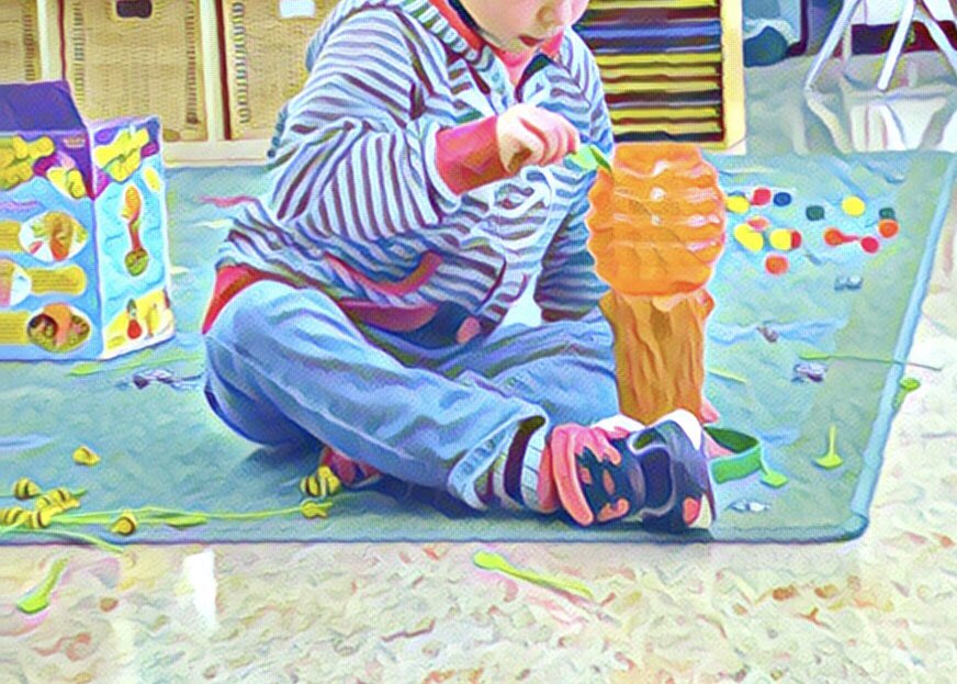 glendalecbe's tweet photo. Some excellent fine motor skills this morning. So many bees in the tree! #experientialskilldevelopment #thereismagicinourkinder #suchbuzzing #suchfocus https://t.co/HsjSuHWZIt