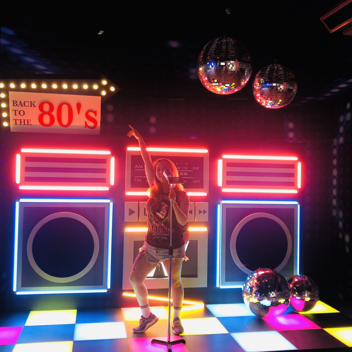 Berrybee33's tweet photo. Love the deco!!!!!!  80’s vibe❤️ https://t.co/1nXAnAS4fq