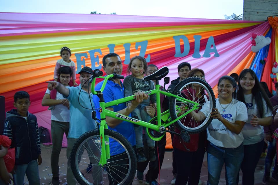 gimenez_bebo's tweet photo. Compartimos imágenes del festejo del día del niño en Gato Colorado, provincia de Santa Fe. Con regalos, golosinas, bicicletas, chocolate y masas!! Agradecemos a las autoridades del  Clubgato Colorado Santa Fe, al Intendente de la  comuna, Fabián Acosta, al grupo de apoyo Bebo + https://t.co/nLkbZwF3vB