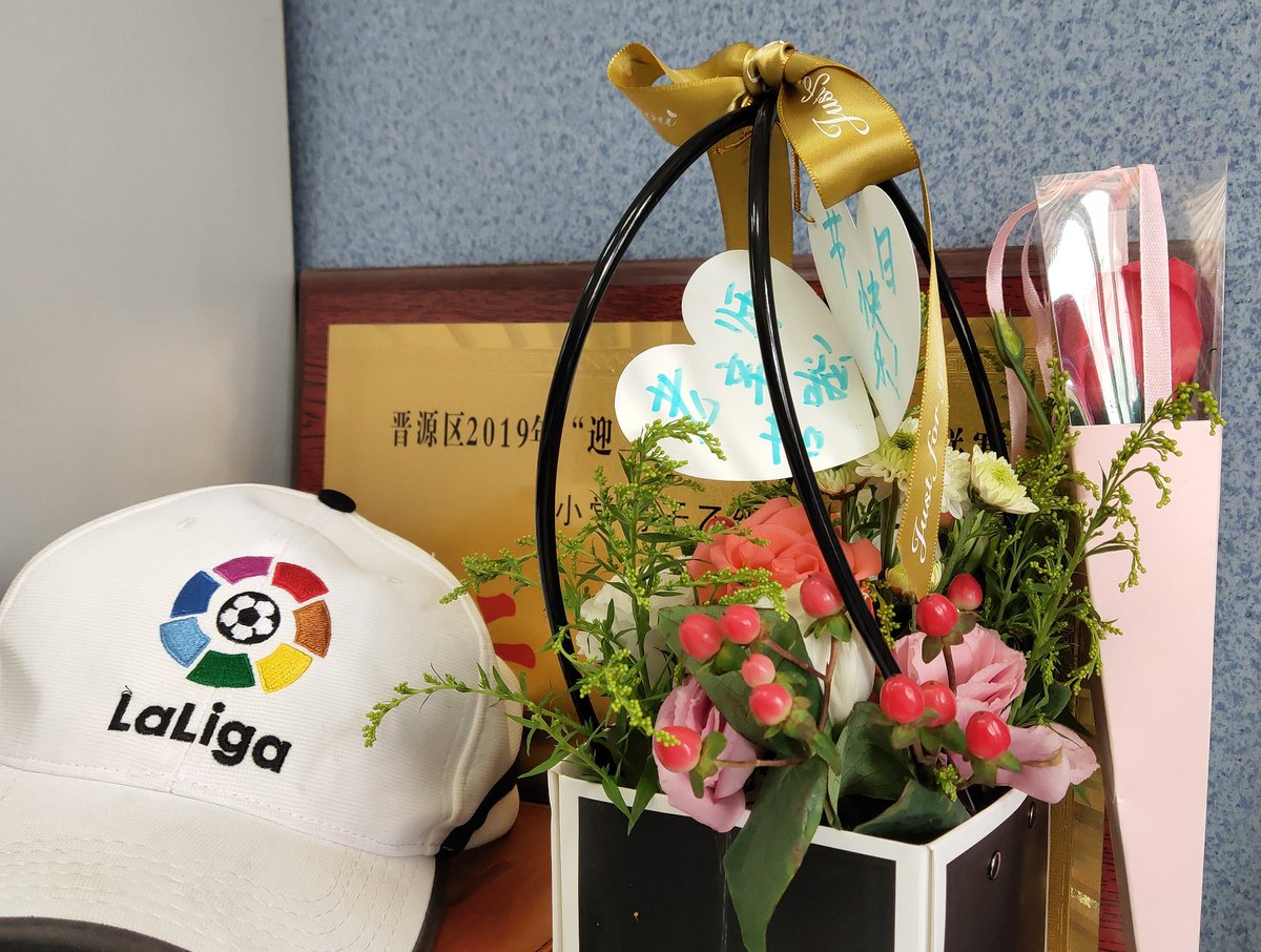 AlvaroMtz13's tweet photo. Me han empezado ha regalar #flores según he llegado al #colegio y no sabía qué día era. Resulta que es el #Día del #Maestro aquí en #China. Muchas gracias por las flores.
.
.
.
#TaiyuanNo5 #Taiyuan #太原 #Shanxi #山西 #China #中国 #CEAIE 👉 https://t.co/c0ORGNYR17 https://t.co/ohFxqZVFRX