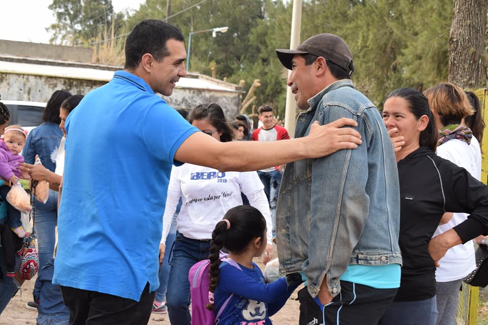 gimenez_bebo's tweet photo. Compartimos imágenes del festejo del día del niño en Gato Colorado, provincia de Santa Fe. Con regalos, golosinas, bicicletas, chocolate y masas!! Agradecemos a las autoridades del  Clubgato Colorado Santa Fe, al Intendente de la  comuna, Fabián Acosta, al grupo de apoyo Bebo + https://t.co/nLkbZwF3vB