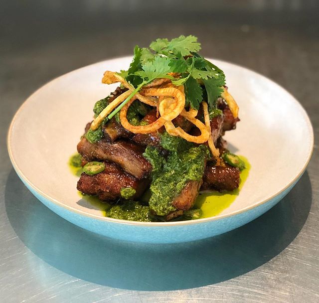 viajeacanada's tweet photo. Después de esquiar ⛷ todo el día, mereces unas deliciosas costillas 🍖 en el famoso restaurante #Crazyweed en Canmore. ¿No mueres por unas?
📍: Alberta
📸: @crazyweedkitchen https://t.co/8dAdcKCebe