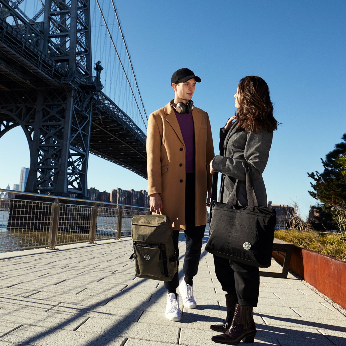 KiplingJapan's tweet image. 都会の風景になじむシンプルで洗練されたデザインのバッグパックとトートバッグ。ユニセックスで使える大人カジュアルの新定番です。
#キプリング #Kipling #kiplinglivelight #LiveLight #キプリングモンキー #キャンパスバッグ #通勤バッグ #スポーツミックスコーデ #pc バッグ #ユニセックス