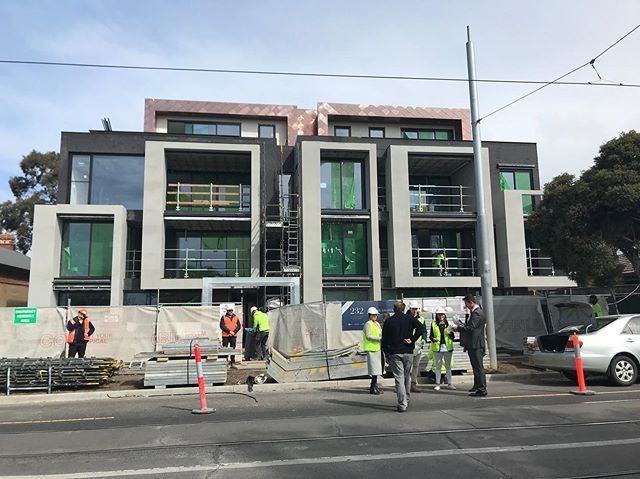 EL_architects's tweet photo. 232 Wattletree Rd is now unveiled! Scaffolding down, the copper shingles to the recessed top floor are a standout!
#apartmentdesign #luxuryapartments #multiresidential #copper https://t.co/I5YLH6jJ2d https://t.co/1ZMEjjnRQk
