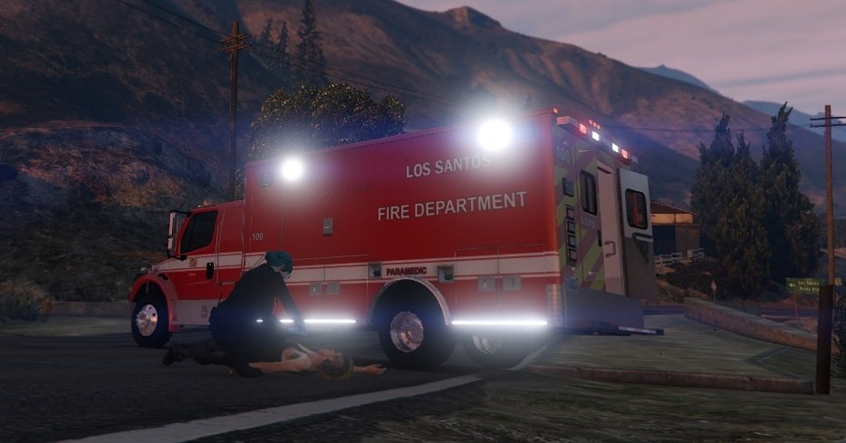 Code3RPMedia's tweet photo. LSFD medic on scene of a vehicle accident, providing medical aid.
PC: Sarah R. 2 B-80
#LSFD #code3 #code3rp #c3rp #FiveM #GTAV #roleplay #FireDept #ambulance #medic #emt #paramedic #trauma #recruiting #accident https://t.co/thwEln33ym
