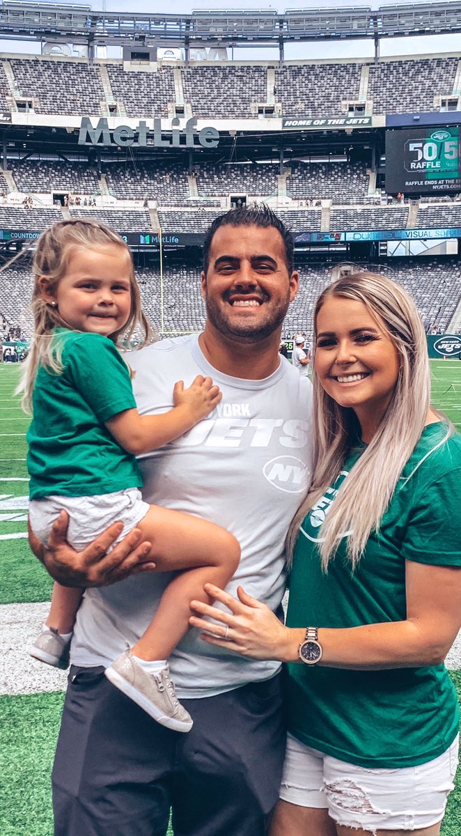 BeckahWiggins's tweet photo. Fun day with my girl cheering on our amazing guy 💚🏈 #NYJets @nyjets https://t.co/IoVvDv3OI2