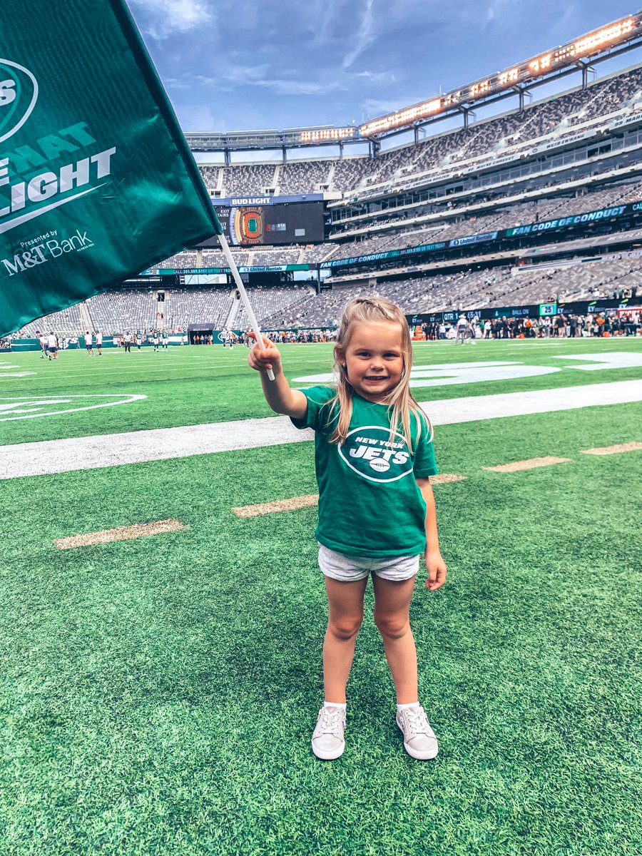 Fun day with my girl cheering on our amazing guy 💚🏈 #NYJets <a href="/nyjets/">New York Jets</a>