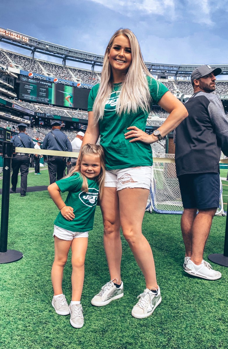 BeckahWiggins's tweet photo. Fun day with my girl cheering on our amazing guy 💚🏈 #NYJets @nyjets https://t.co/IoVvDv3OI2