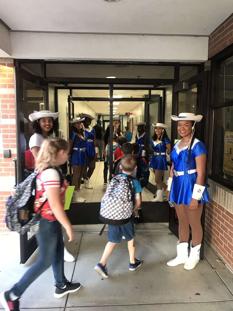 JAVitovsky_Elem's tweet image. Always love when the @MidloRettes visit us!! Thanks for greeting our kids this morning! #MISDProud