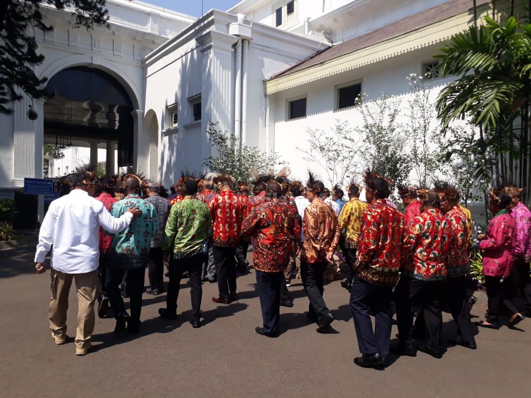 Masyarakat Papua yang akan diterima presiden Jokowi saat ini sudah berdatangan di komplek Istana kepresidenan Jakarta, Selasa (10/9). (Mus) #ElshintaEdisiSiang